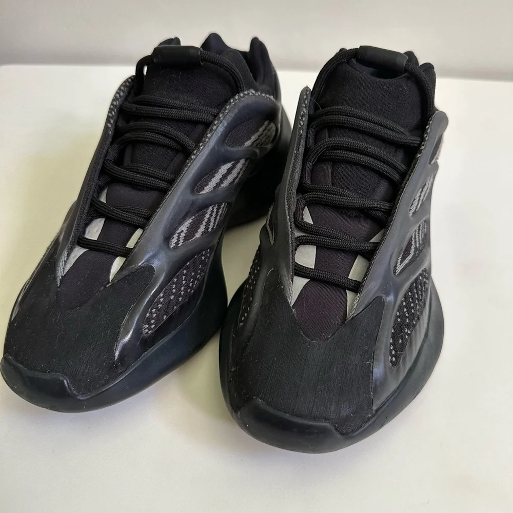 Yeezy 700 V3 'Dark Glow - Picture 3 of 5